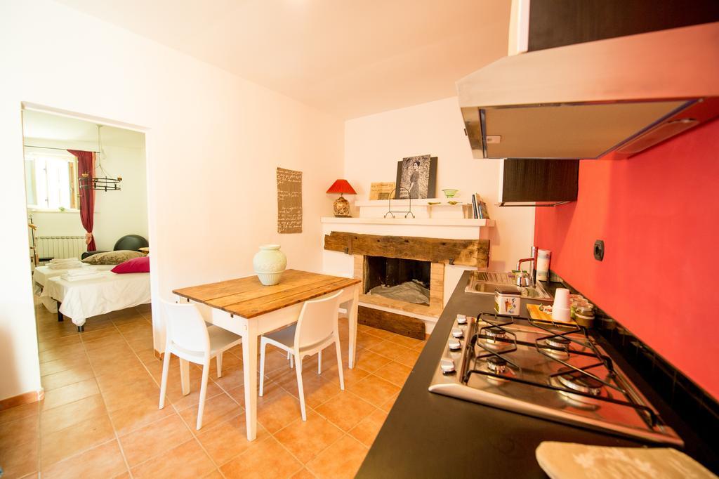 Torre Della Botonta Bed & Breakfast Castel Ritaldi Стая снимка